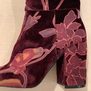 Steve Madden velvet booties. Size 7.
